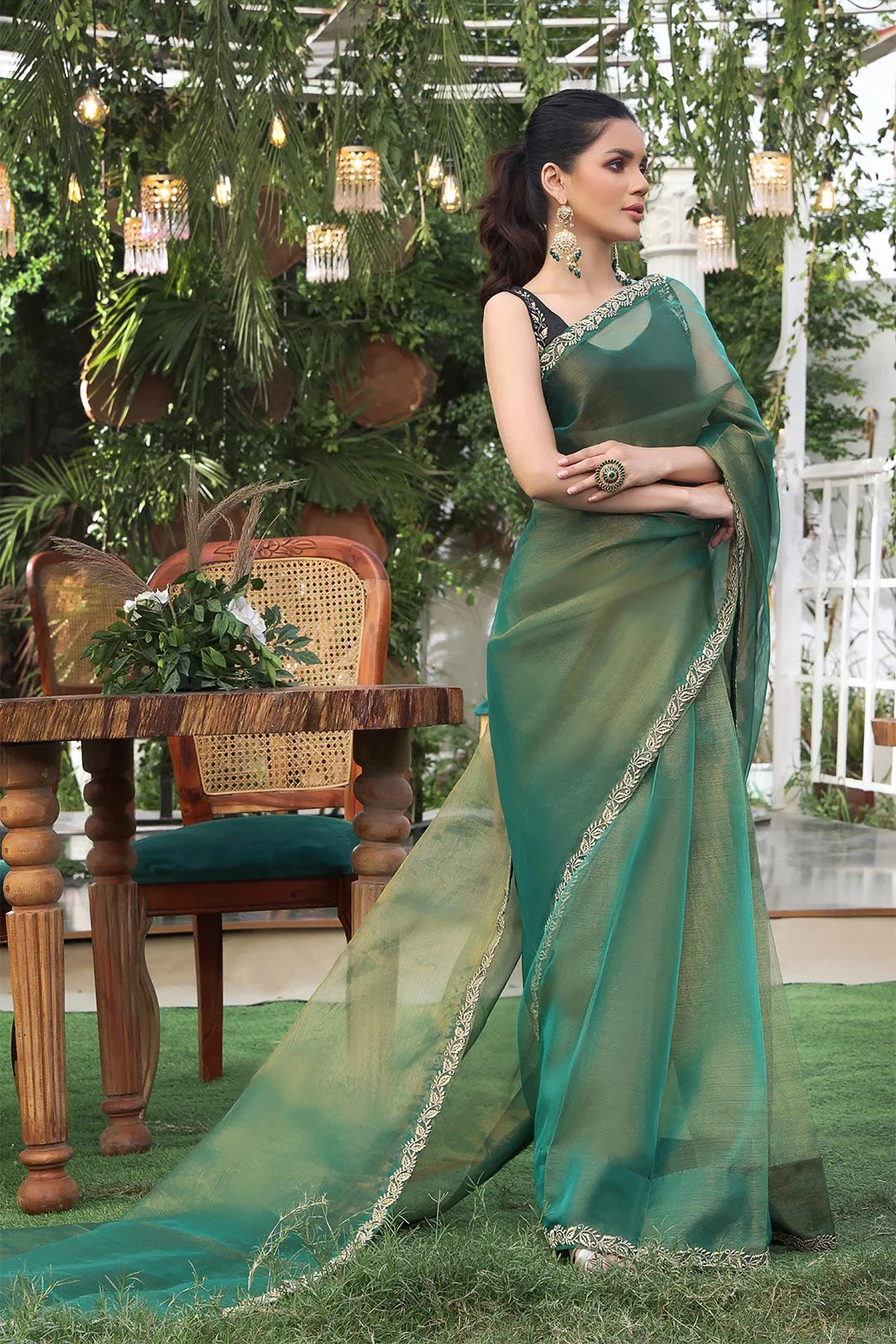 Embroidered Mesuri Velvet Luxury Saree | ZEENAT | SR202219